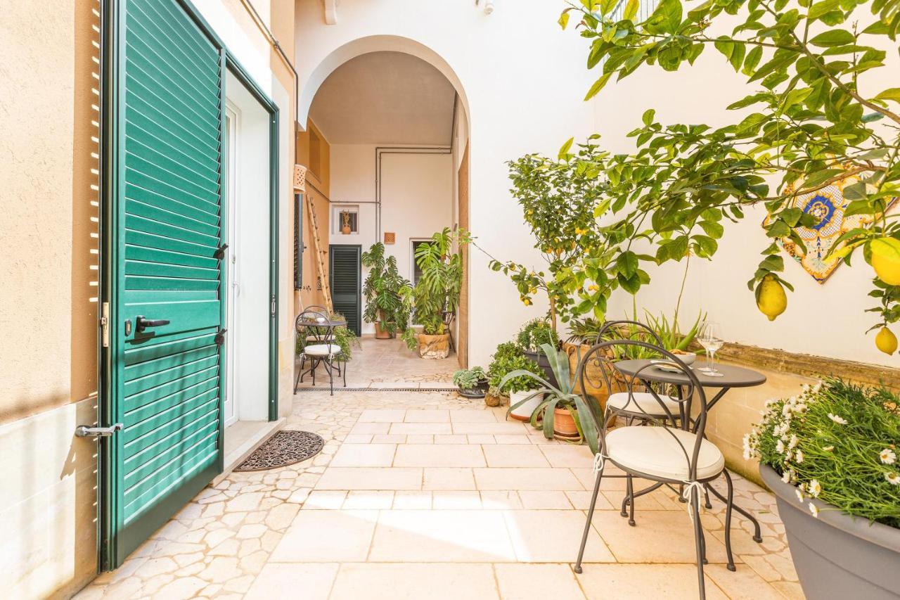 Dimora Le Tre Muse Guesthouse Lecce Exterior foto