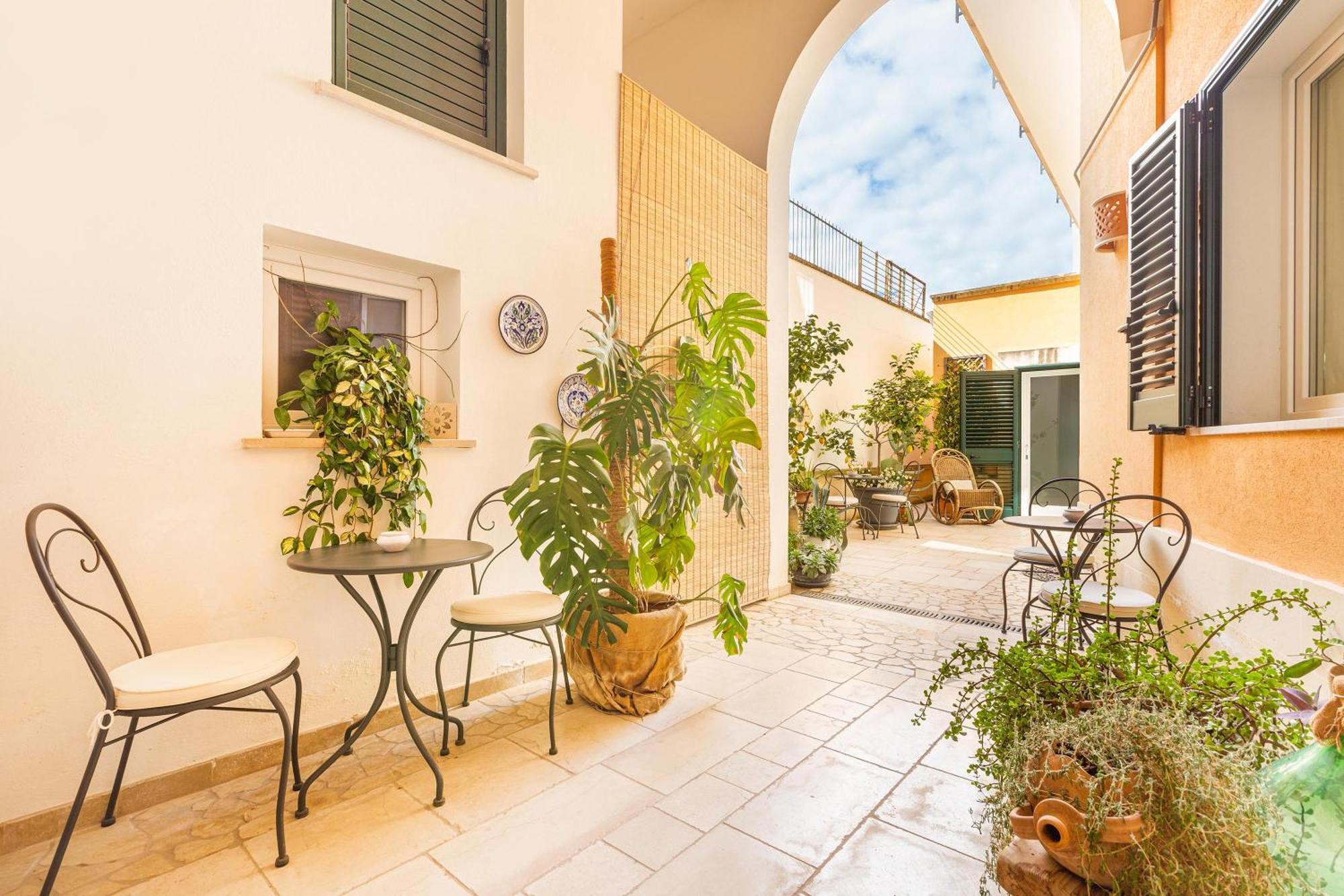 Dimora Le Tre Muse Guesthouse Lecce Exterior foto