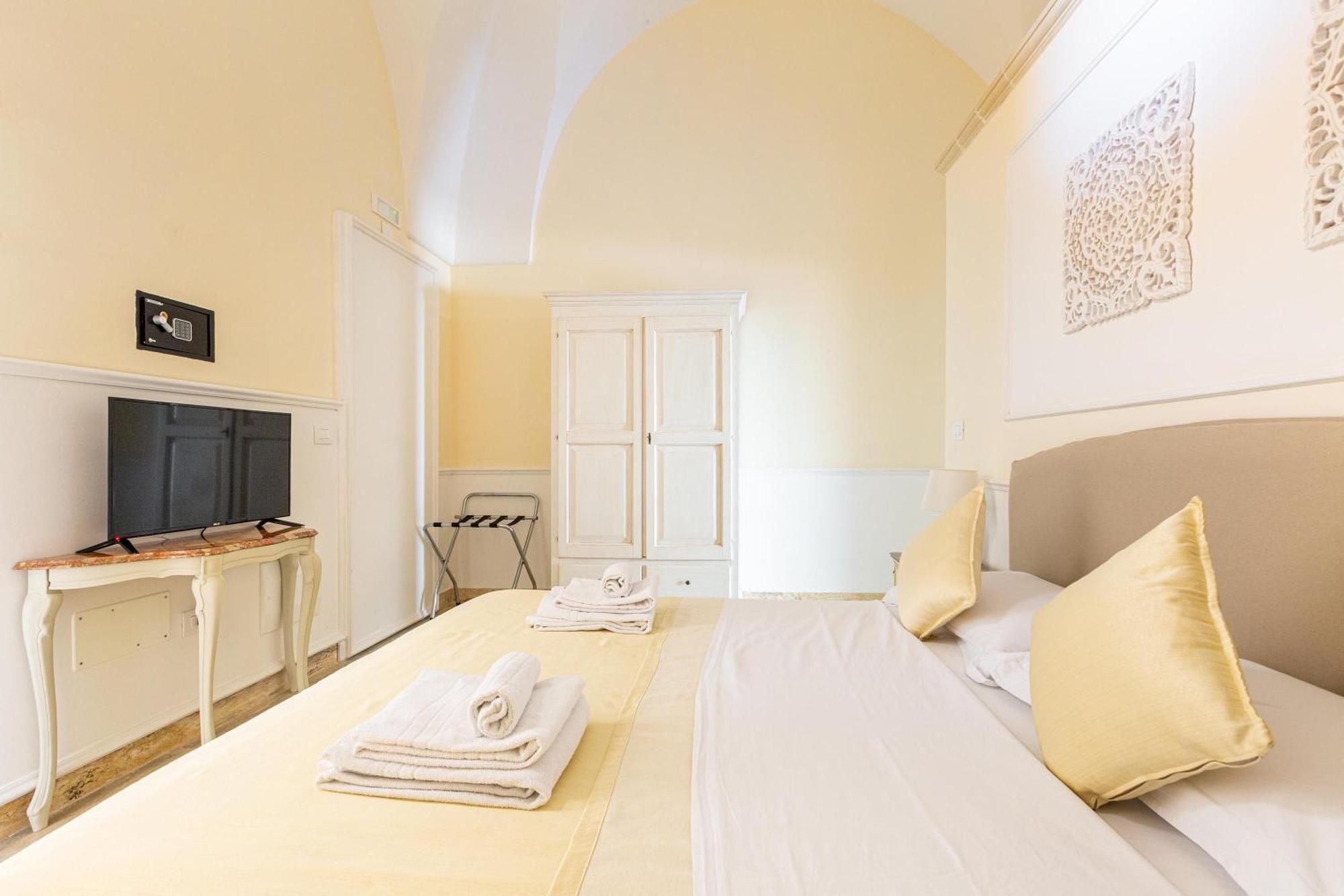 Dimora Le Tre Muse Guesthouse Lecce Exterior foto